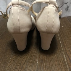 パンプス ベージュの画像