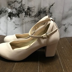 パンプス ベージュの画像