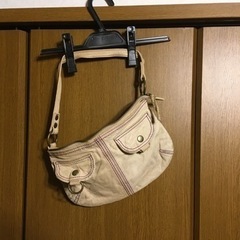 薄い小さいピンクのカバン 全体的に黒ずみありの画像