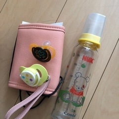 哺乳瓶とおしゃぶりとドリンクウォーマー