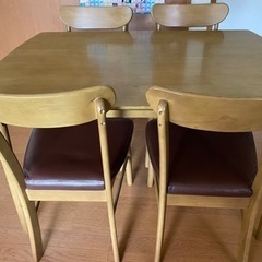 ダイニングテーブルの画像