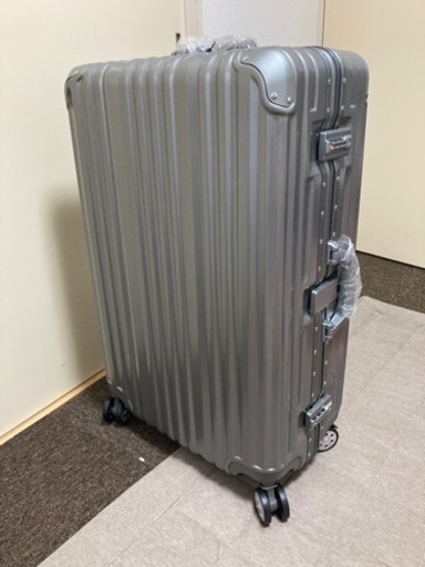売ります 未使用品 スーツケース シルバー