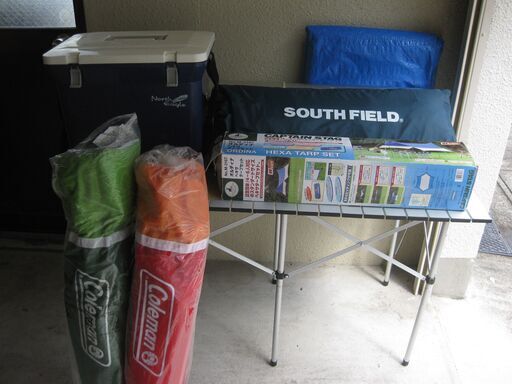 キャンプ用品セット（テント、タープ（未使用）、テーブル、チェア2脚、クーラーボックス、マット、ブルーシート）