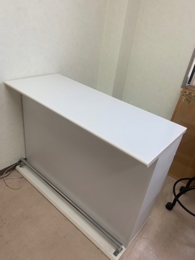 艶のある綺麗な白のカウンター