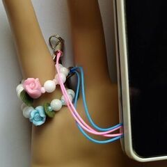 ホワイトクォーツァイトとFIMOフラワーピンク・ブルーのストラップの画像
