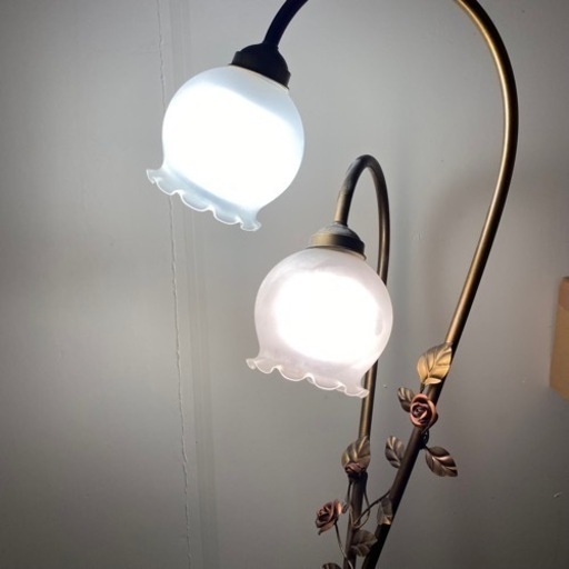 終 鍛冶屋の店 ヴァン 2灯 薔薇装飾 ガラスシェード フロアライト フットスイッチ アイアン レトロ アンティーク調 間接照明 菊倉MZ