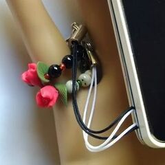 オニキスとツリーアゲート、FIMOフラワー(レッドアップル)のストラップの画像