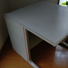 パソコンデスクの画像