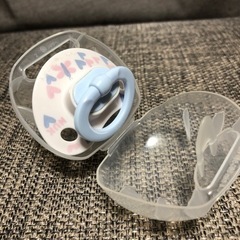 NUK おしゃぶり　ケース付き