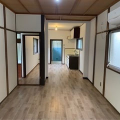 河内長野駅徒歩15分　近隣に無料駐車場あり　全室リフォーム済　ペットOK 庭付き戸建て - 富田林市