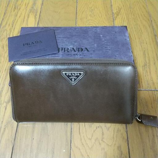 プラダ財布