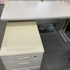 【値下げ】オフィス用デスクと引き出し　4セットの画像