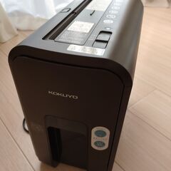 コクヨ シュレッダー 超静音 コンパクト 最大細断5枚 ブラウン...