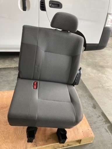 キャラバンNV350  2列目シート左右