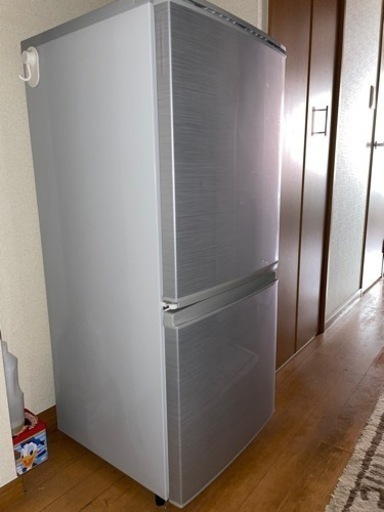 シャープの冷蔵庫、137L、グレーカラー