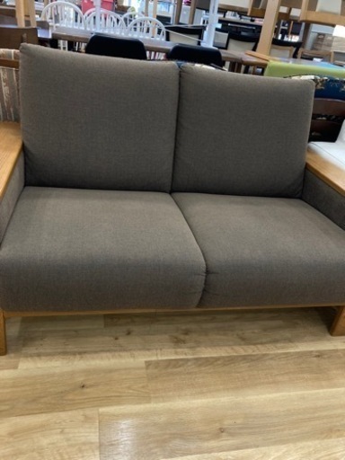 取りに来れる方限定！ひじ掛けがおしゃれな2人掛けソファです！！