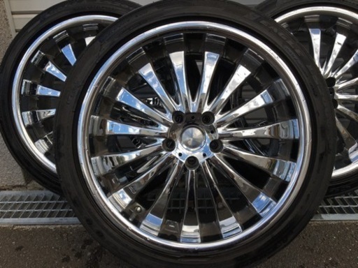 ヴェルファイアに履いてました