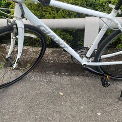 リサイクルショップどりーむ鹿大前店　No３８２　自転車　クロスバイク　GIANT　ジャイアント　エスケープ　R3　白　ギア前後切替付き　超大人気商品です♪の画像