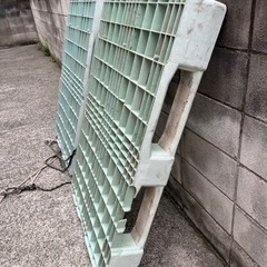 プラスチックパレット2枚　80 x 120cmの画像