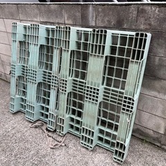プラスチックパレット2枚　80 x 120cmの画像