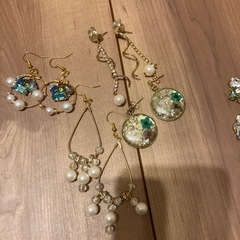 ピアス、キラキラパーツ