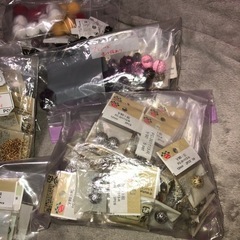 アクセサリー ハンドメイド パーツ たくさんの画像
