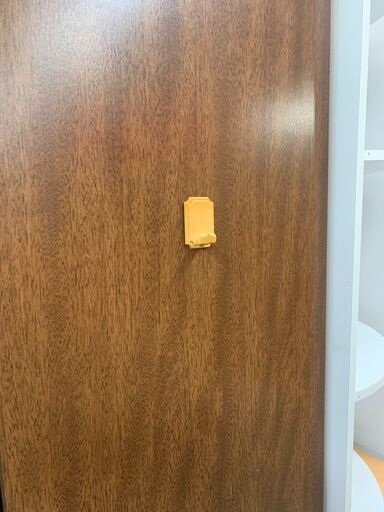 ◎レトロ食器棚　茶色　花の飾りが可愛いです　側面に剥がれ・フック付き◎