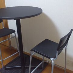 IKEA丸テーブル　椅子2つ付きの画像
