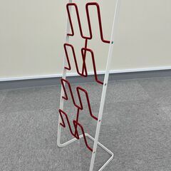 【差し上げます】スリッパスタンド／レッドとホワイトの鮮やかなデザインの画像