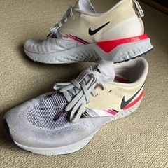 ランニングシューズ　ナイキリアクト25cmレディース