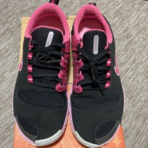 新品！ナイキ　スニーカー　23.5