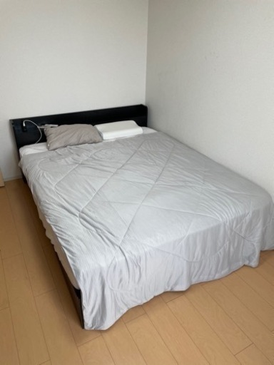 クイーンサイズベッド　マットレス付き