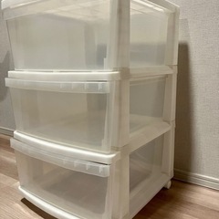 キャスター付きクリアチェストの画像