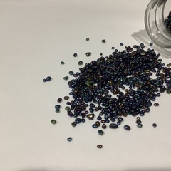 100円　クラフト用　さざれ石風　紫がかった紺色ラメ　50グラム