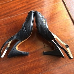 バックストラップパンプス　黒　サイズ24cm ヒール約5cmの画像