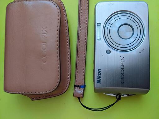 ★本体不具合あり★ Nikon COOLPIX s520 革ケース、予備バッテリー付き デジカメ オールドコンデジ