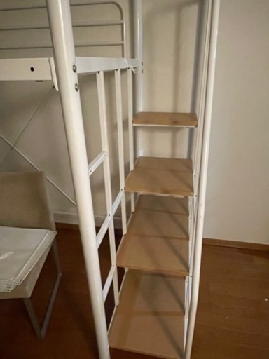 lowyaシングルロフトベッド　目立つ傷や汚れはありません。