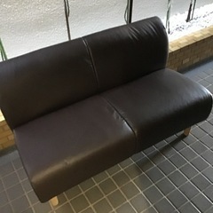 2人掛けソファー　使用2年ほど　凹みなし　小さな傷のみ