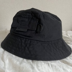 H&M ブラックバケットハットの画像