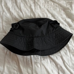 H&M ブラックバケットハットの画像