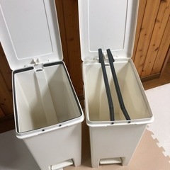 ペダル式ゴミ箱2個の画像