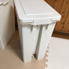 ペダル式ゴミ箱2個の画像