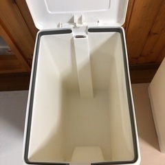 ペダル式ゴミ箱2個の画像