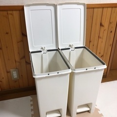 ペダル式ゴミ箱2個の画像