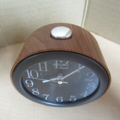 卓上置時計　セイコータイムクリエーション KR504A [目ざまし時計 濃茶]　木目模様のシンプルなデザイン。小ぶりで使いやすいサイズ。の画像