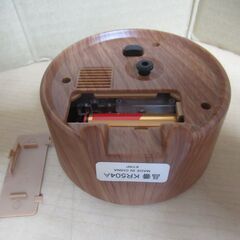 卓上置時計　セイコータイムクリエーション KR504A [目ざまし時計 濃茶]　木目模様のシンプルなデザイン。小ぶりで使いやすいサイズ。の画像