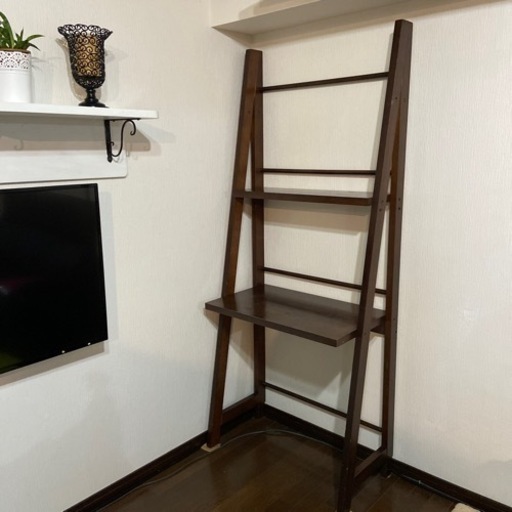 元は机。　現在は室内の観葉植物用の棚に。