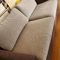 大きめのシンプルソファの画像