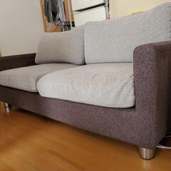 大きめのシンプルソファの画像
