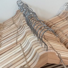 IKEA 木製ハンガー　80本の画像